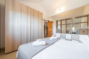 3 bedrooms, travel crib, WiFi, bed sheets