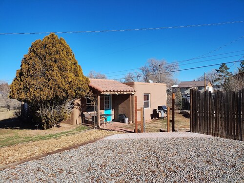 Beautiful adobe style house with yard and parking in town Cortez – Adobe CoCo