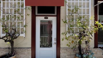 Standard Single Room, 1 Queen Bed, Courtyard View | Desk, laptop workspace, iron/ironing board, free WiFi