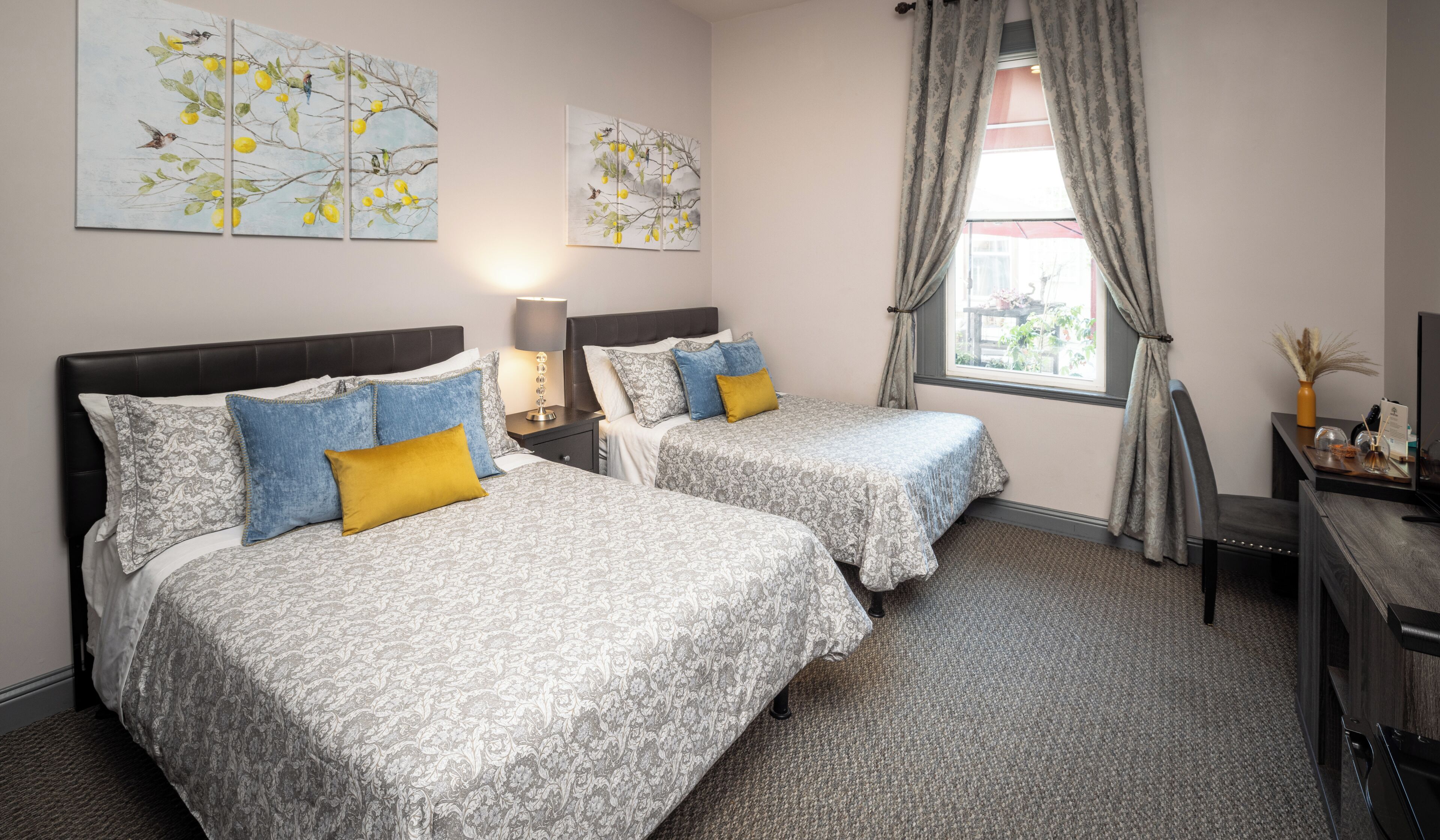 Kahden hengen standard-huone, 2 parisänkyä, tupakointi kielletty | Työpöytä, kannettavalle tietokoneelle sopiva työtila