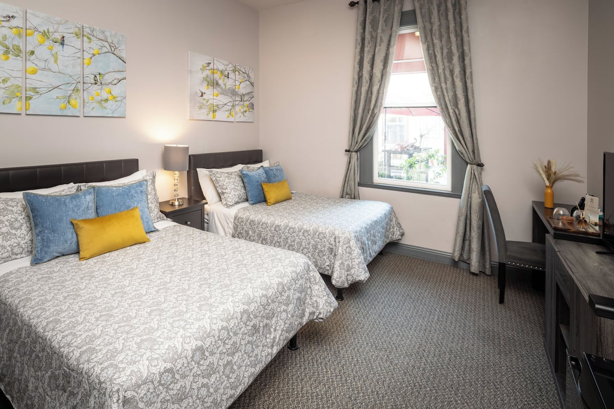 Kahden hengen standard-huone, 2 parisänkyä, tupakointi kielletty | Työpöytä, kannettavalle tietokoneelle sopiva työtila