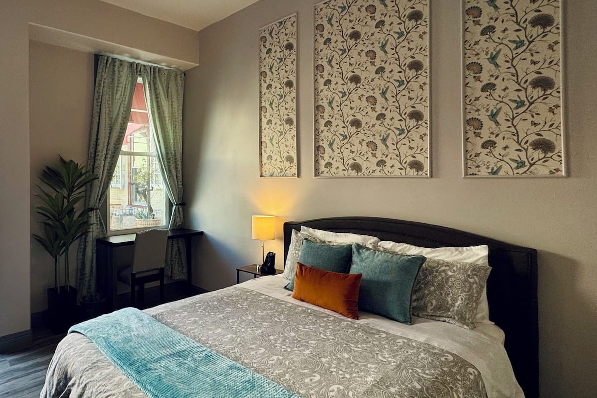 Standard Single Room, 1 Queen Bed, Courtyard View