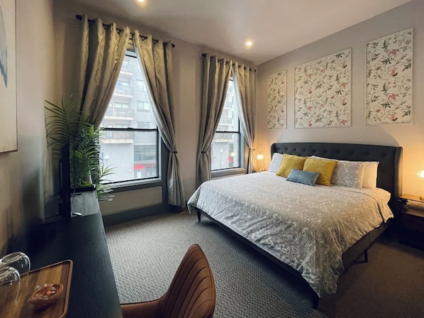 مكتب ومساحة عمل للكمبيوتر المحمول ومكواة/لوح كي وواي فاي مجانًا