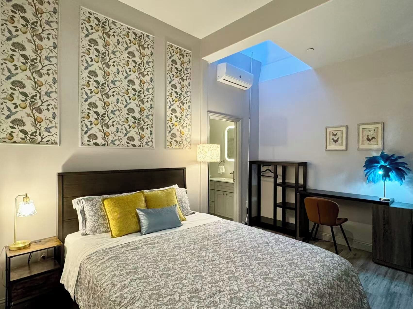 Standaard eenpersoonskamer, 1 queensize bed, niet-roken, geen ramen | Een bureau, een laptopwerkplek, een strijkplank/strijkijzer, gratis wifi