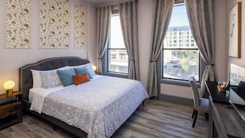 Standaard eenpersoonskamer, 1 kingsize bed, niet-roken | Een bureau, een laptopwerkplek, een strijkplank/strijkijzer, gratis wifi