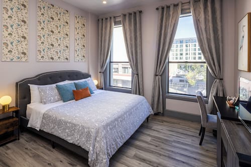 Standard Single Room, 1 King Bed, Non Smoking | Desk, laptop workspace, iron/ironing board, free WiFi
