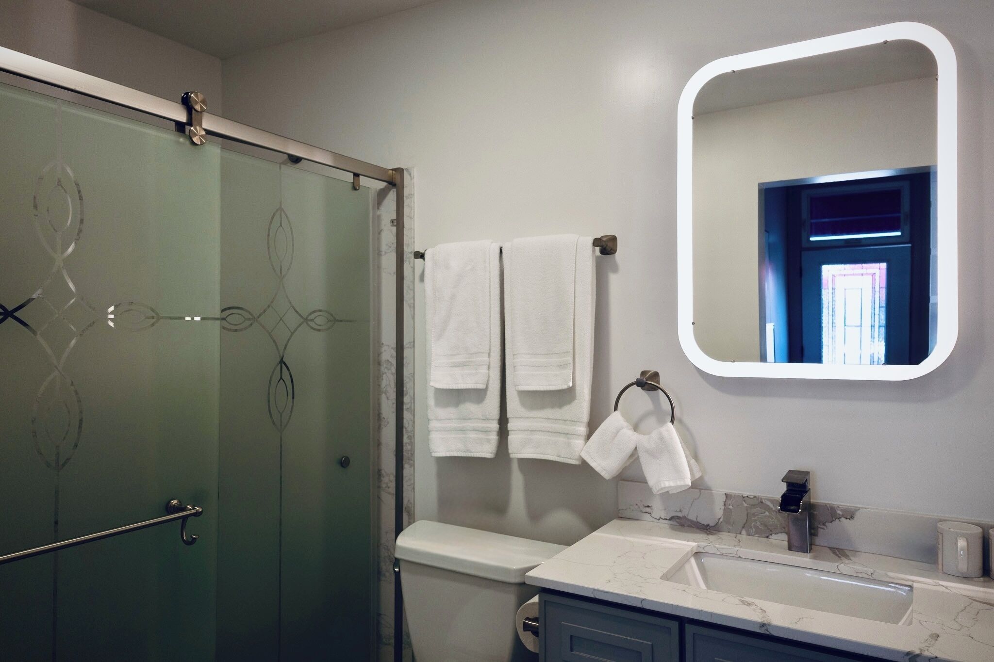 Standard Single Room, 1 Queen Bed, Courtyard View | Bathroom | Shower, rainfall showerhead, hair dryer, towels