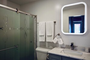 Standard Single Room, 1 Queen Bed, Courtyard View | Bathroom | Shower, hair dryer, towels, soap