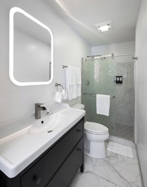 Shower, rainfall showerhead, hair dryer, towels - Oaktown Roost (Oakland)