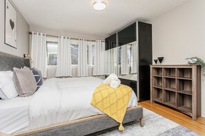 5 bedrooms, desk, iron/ironing board, travel crib