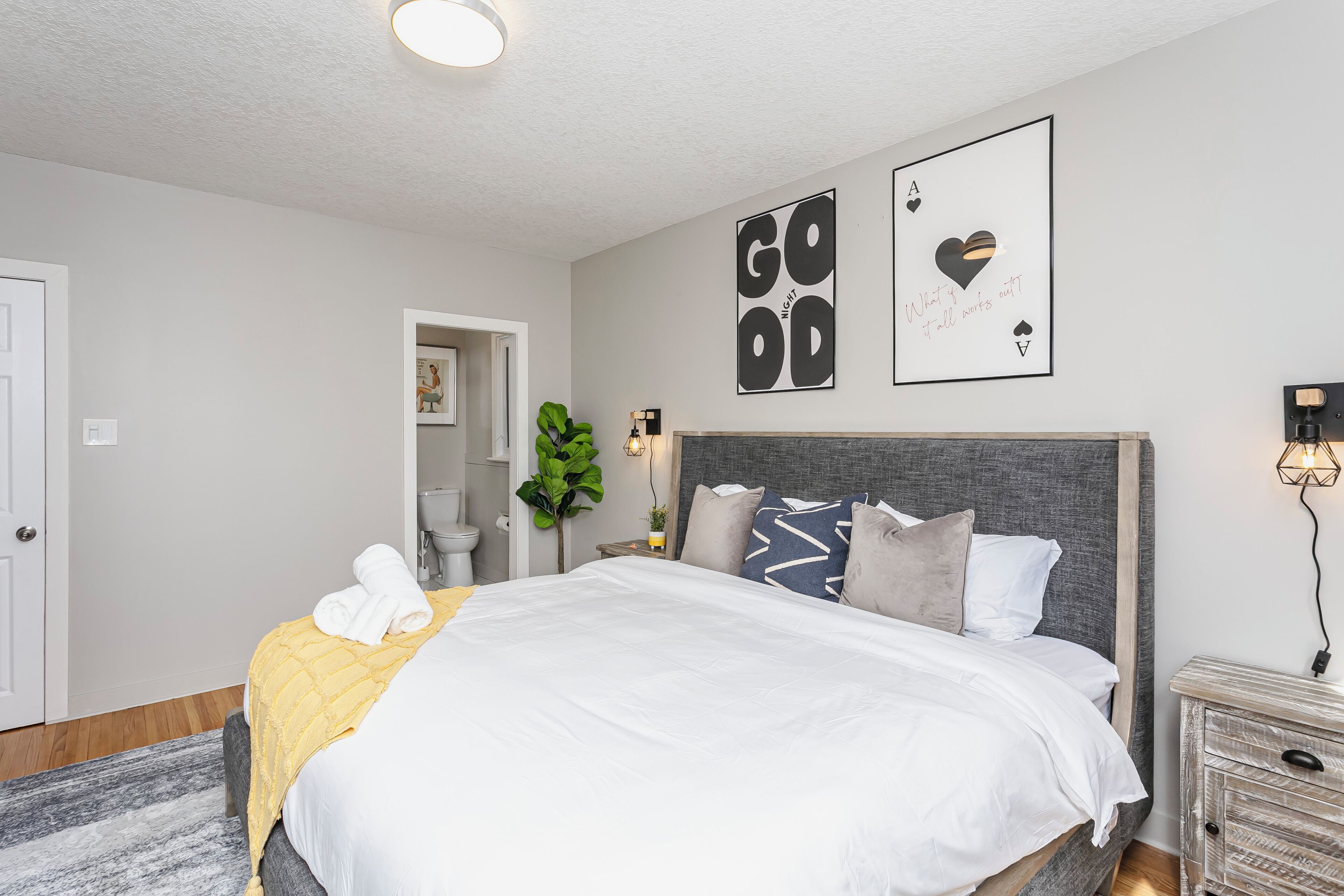 5 habitaciones, escritorio y tabla de planchar con plancha 