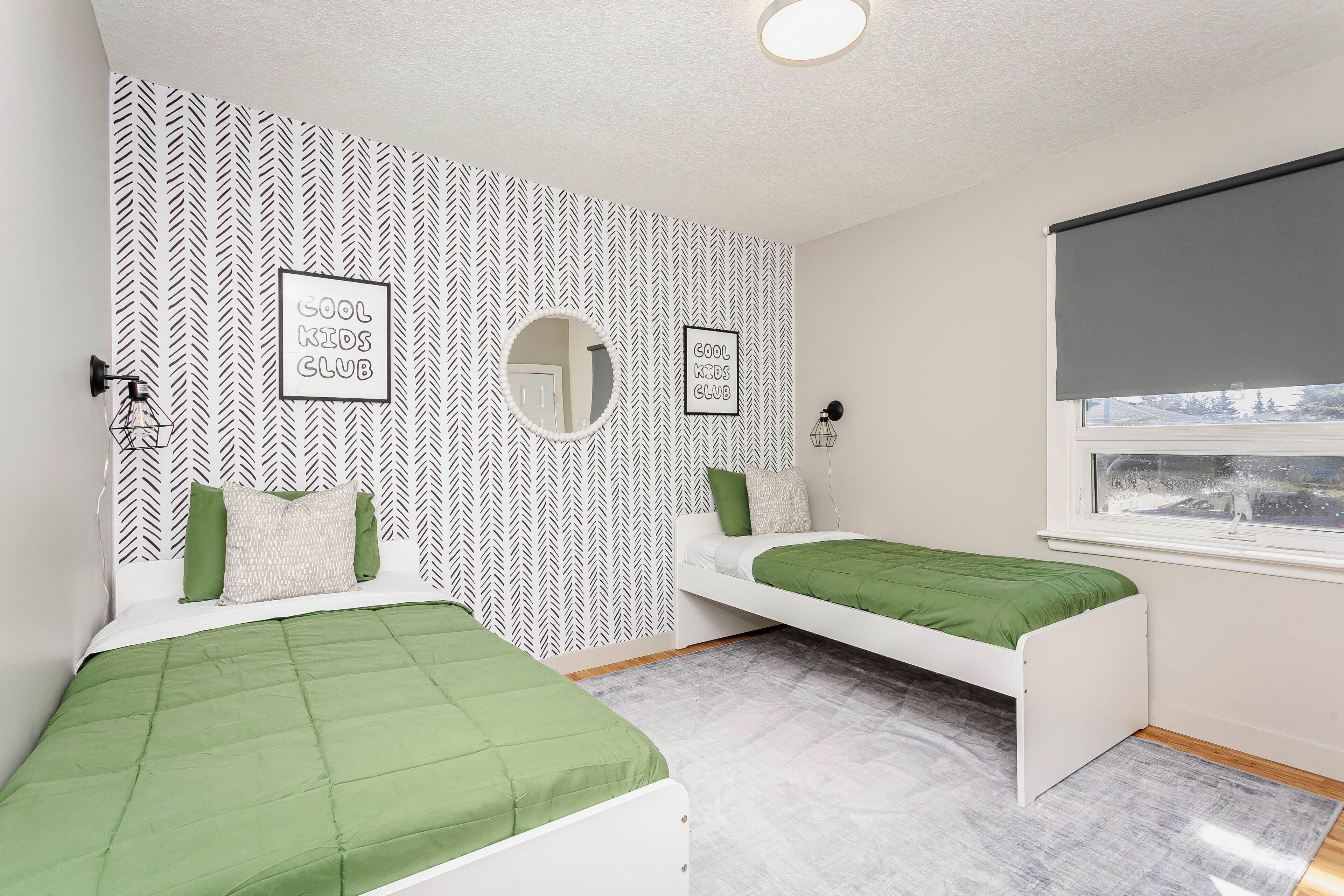 5 quartos, escrivaninha, ferros/tábuas de passar roupa, berço de viagem