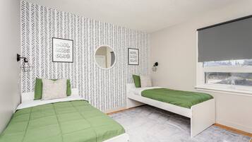 5 quartos, escrivaninha, ferros/tábuas de passar roupa, berço de viagem