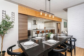 Dining - Twin bed Dreams W/AC - Near Rogers Place/RAH/NAIT (Edmonton)