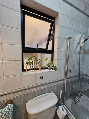 Apartment, 3 Bedrooms, Accessible, Balcony | Bathroom | Toilet paper