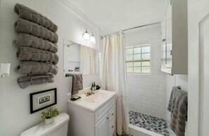 Shower, hair dryer, towels, soap - Near Gathering Pl, River Park Trails, Brookside shops (Tulsa)