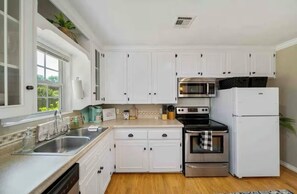 Fridge, microwave, oven, stovetop - Near Gathering Pl, River Park Trails, Brookside shops (Tulsa)