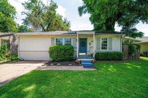 Exterior - Near Gathering Pl, River Park Trails, Brookside shops (Tulsa)