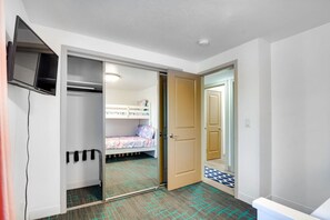 5 bedrooms, desk, iron/ironing board, travel crib