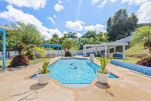 Una piscina al aire libre