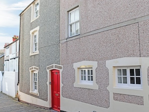 A building with a red door and multiple windows. - 2 bedroom accommodation in Conwy (Conwy)