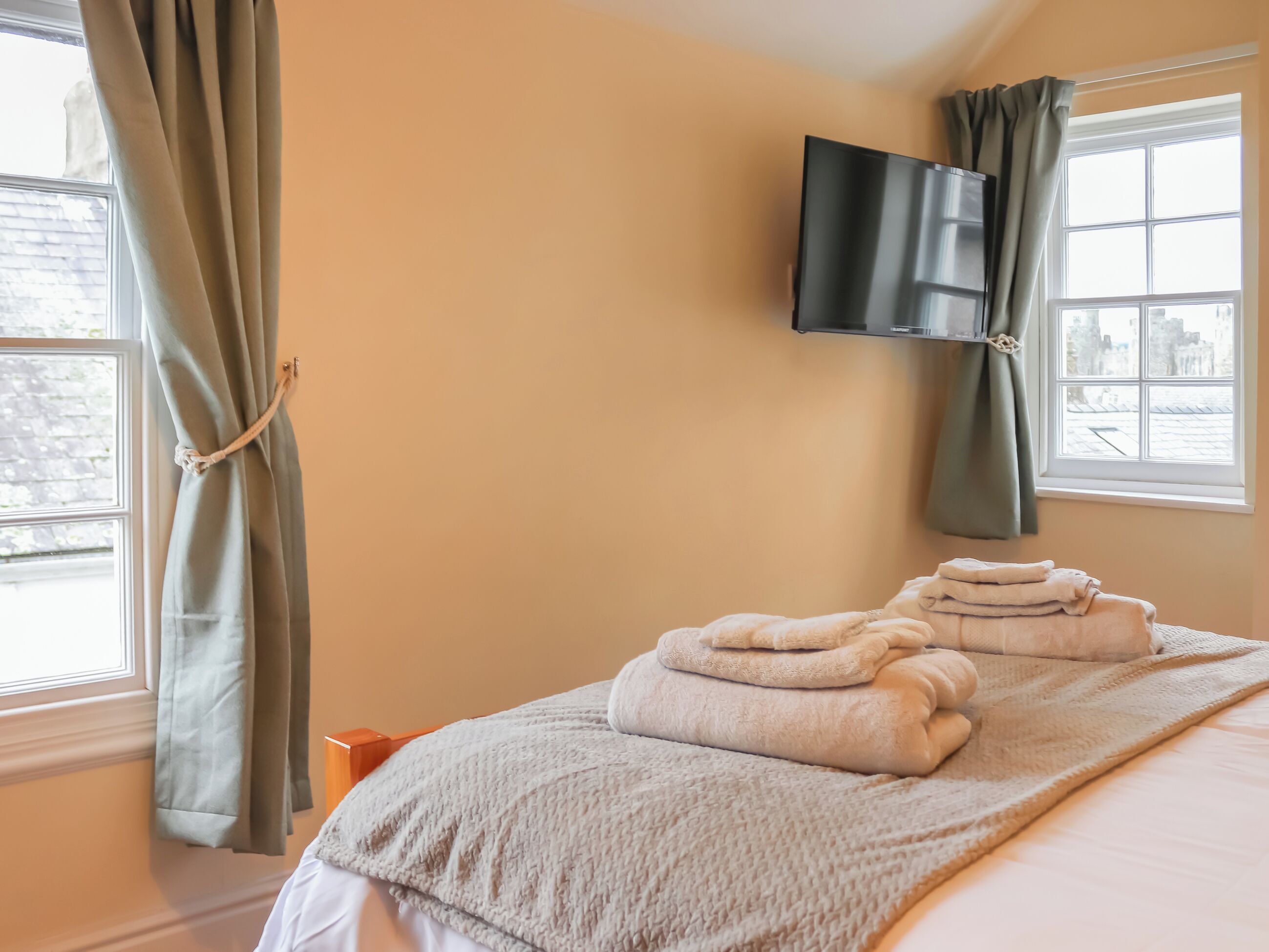 2 bedrooms, WiFi (free), bed sheets