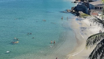Na praia, areia branca, 5 bares na praia