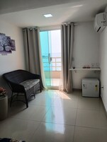 Suíte econômica, vista para o mar | Cortinas blackout, ferros/tábuas de passar roupa, Wi-Fi de cortesia