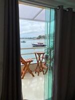 Suíte conforto, vista para o mar | Cortinas blackout, ferros/tábuas de passar roupa, Wi-Fi de cortesia