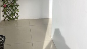 A room with a white wall and a decorative plant wall. - Pousada ilha Bella  (Rio de Janeiro)