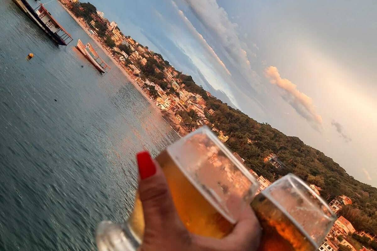Μια παραθαλάσσια θέα με βάρκες στο νερό και κτίρια στην ακτή.