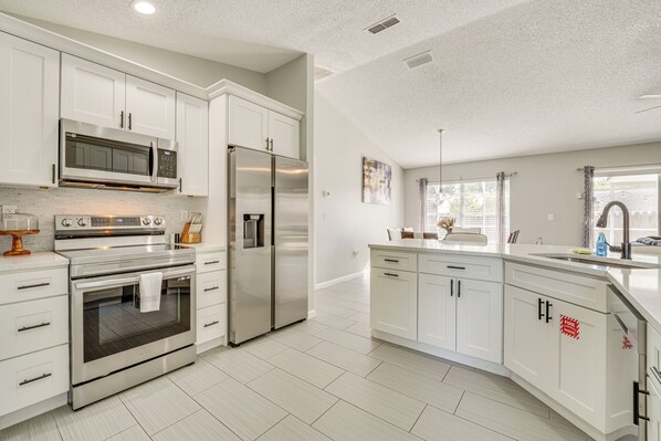 Fridge, microwave, stovetop, dishwasher