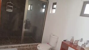A bathroom with a shower, toilet, and sink. - New ad (Zipolite)