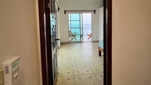 A hallway leading to a balcony with a view of the sea. - Grecas del mar house. (Zipolite)