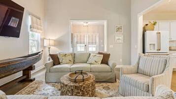 Tv, eldstad och bordsfotboll