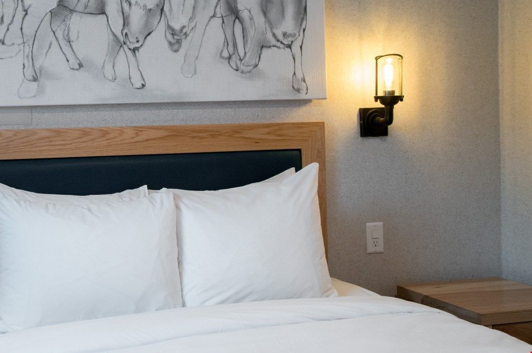 Cofres nos quartos, Wi-Fi de cortesia, roupa de cama