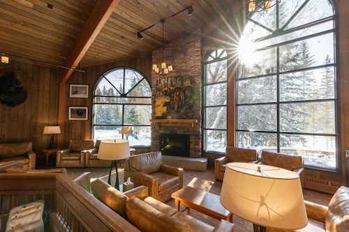 Cozy Room in the Mountains | On-Site Ski Lockers!