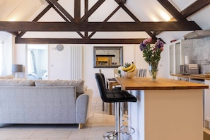 Interior - Peaceful charming ancient dovecote conversion (Chippenham)