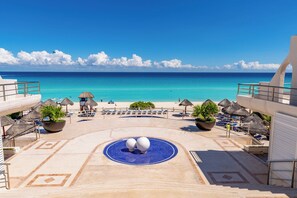 Sun loungers, beach towels - Ocean View in Cancun's Hotel Zone (Cancún)