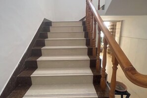 A staircase with a wooden handrail and white steps. - Lexin Business Hotel (Wuxi)