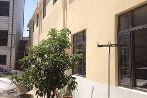المنطقة المحيطة بالمنشأة
