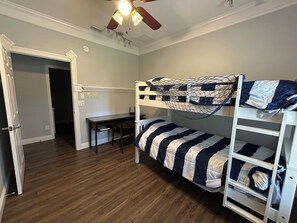 4 bedrooms, iron/ironing board, WiFi, bed sheets