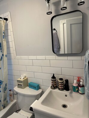 Haartrockner, Handtücher, Seife, Shampoo