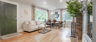 Large Tacoma Stay, Pet Friendly, Centrally Located, Parking, A/C units