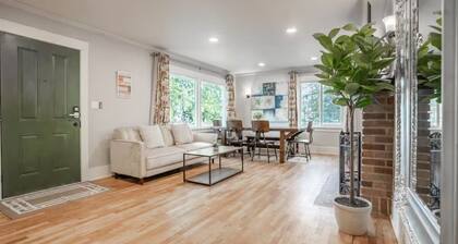 Large Tacoma Stay, Pet Friendly, Centrally Located, Parking, A/C units
