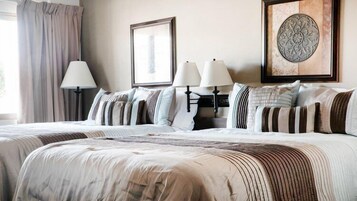 Escritorio, espacio para trabajar con laptop y cortinas blackout 