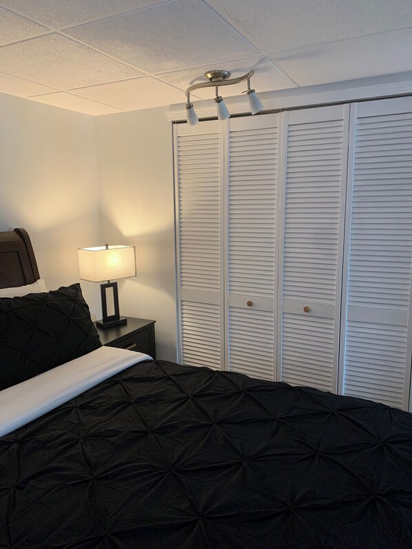 1 dormitorio, tabla de planchar con plancha, wifi y ropa de cama