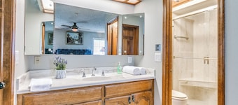 Spacious 5-bedroom house with AC, WiFi in phenomenal Oklahoma City