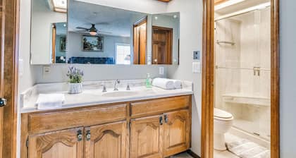 Spacious 5-bedroom house with AC, WiFi in phenomenal Oklahoma City