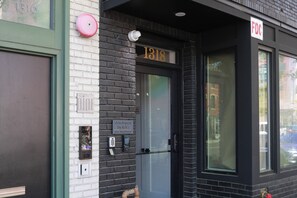 Exterior detail - Unit 4: Studio / Queen+Sofa Bed|DC Convention Centre (Washington)